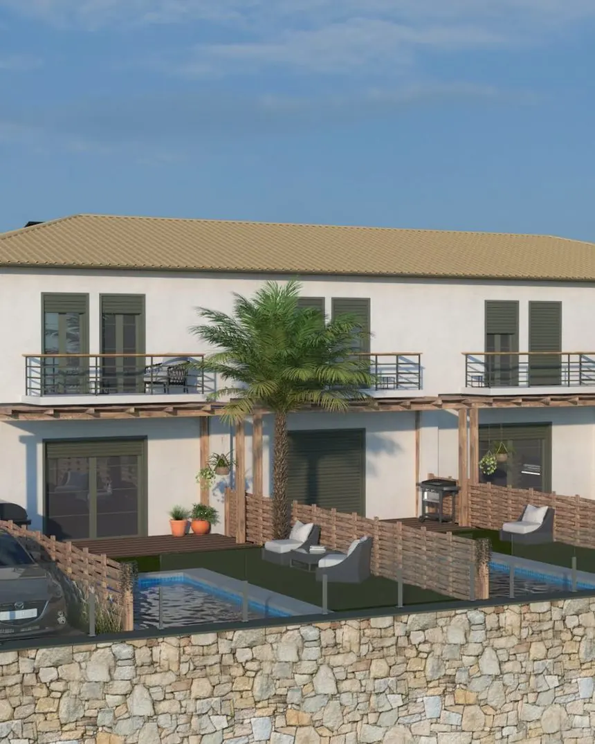 Lo sviluppo Ela Home visto dalla strada di accesso — quattro piscine, muro di contenimento in pietra, terrazze di ulivi