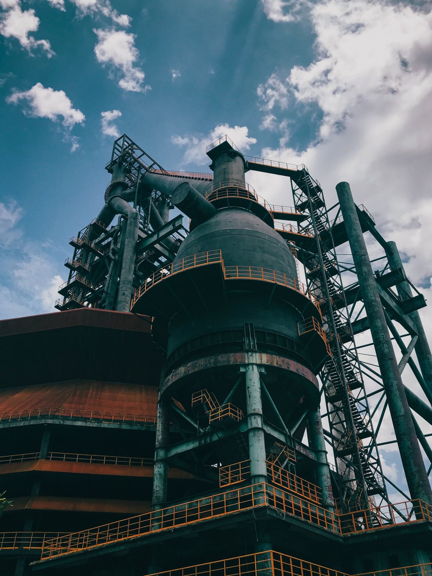 O stație industrială de tratare a apei, întunecată, cu conducte și rezervoare slab iluminate — mediul pentru care sunt construite filtrele Ecoklin.